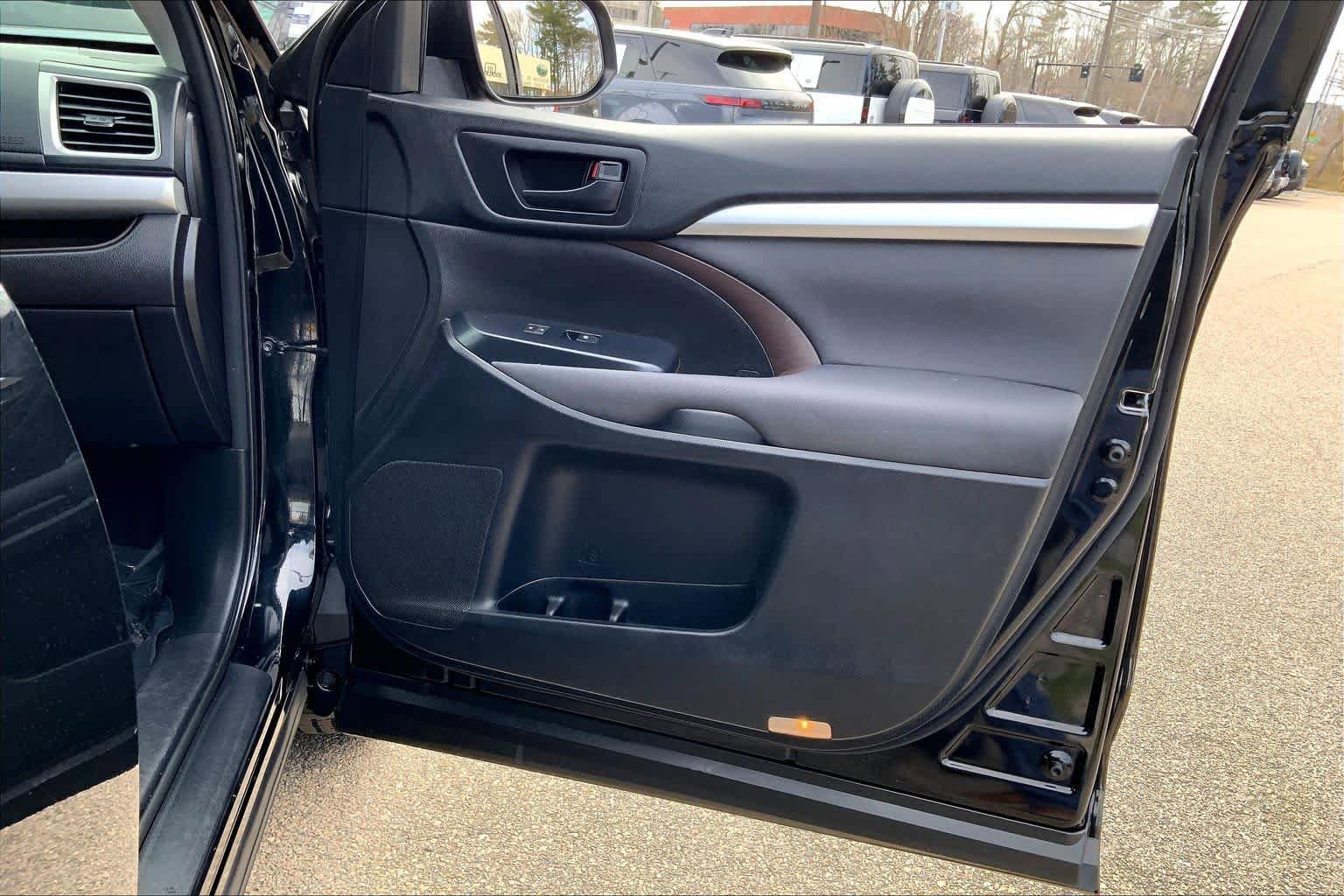 Used 2018 Toyota Highlander LE AWD/4WD image 22