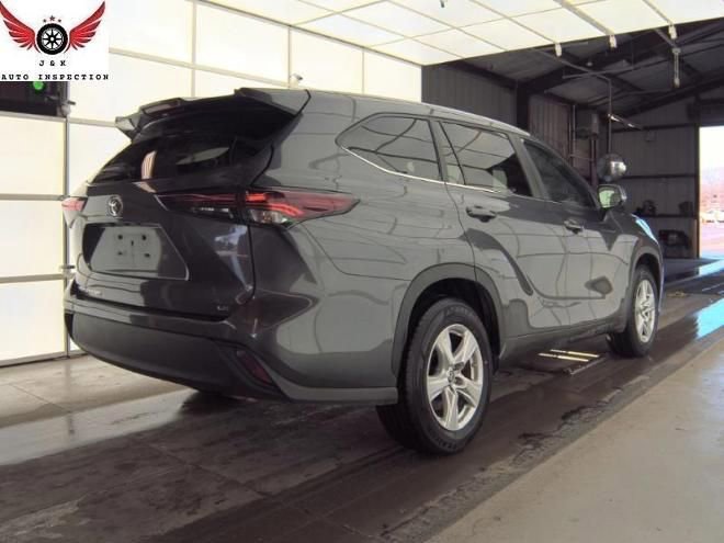 Used 2024 Toyota Highlander LE FWD image 4