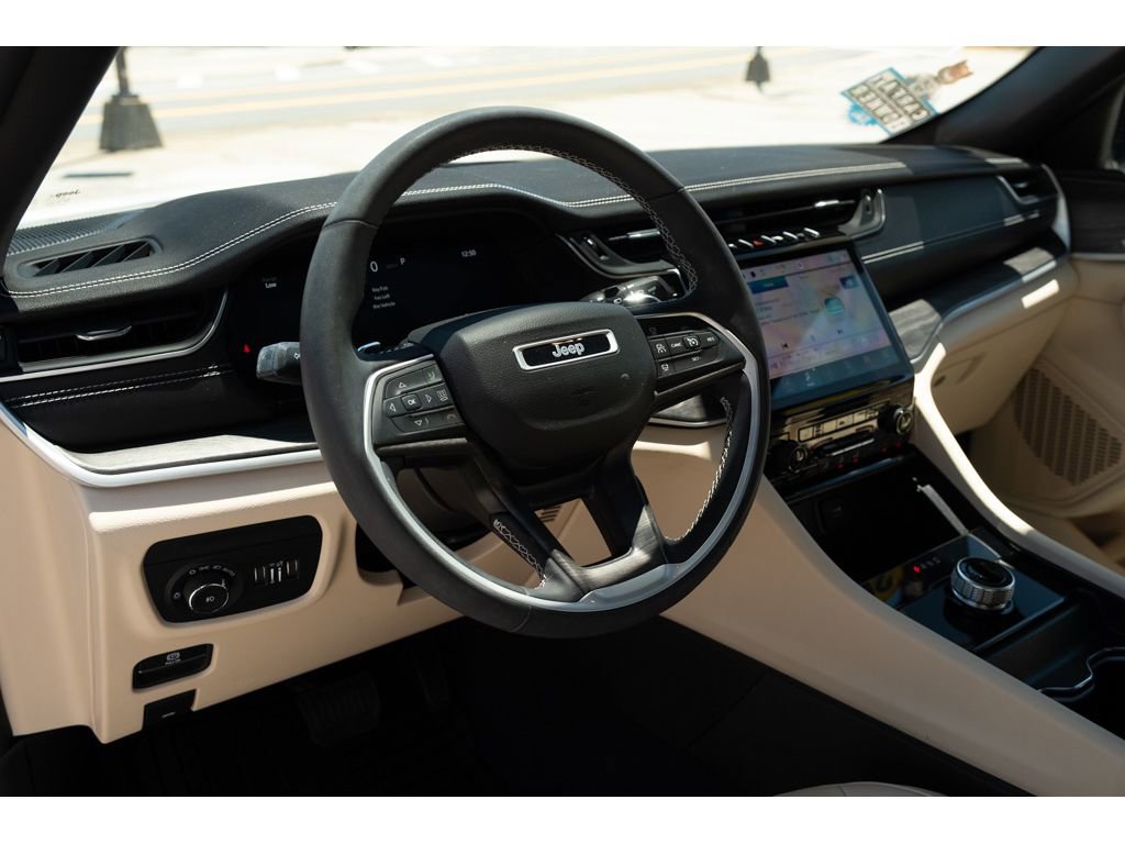 Used 2024 Jeep Grand Cherokee Limited RWD image 11