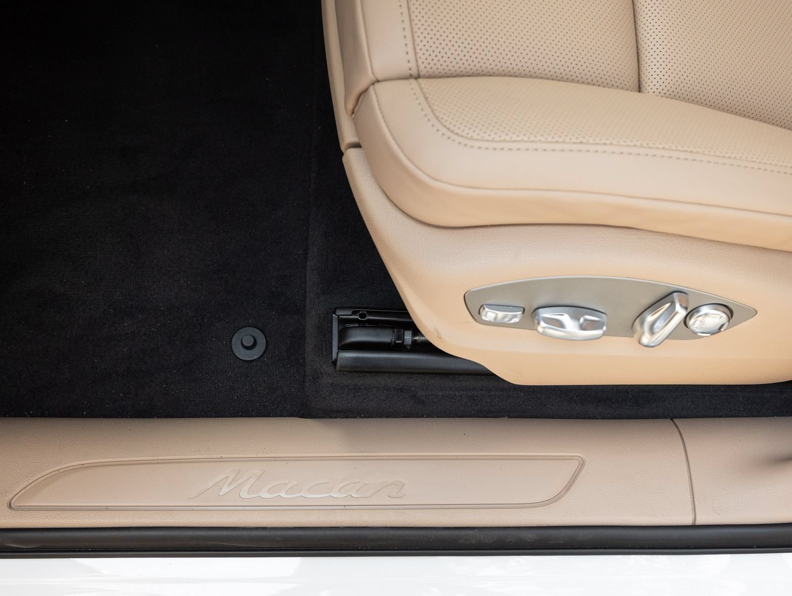 New 2026 Porsche Macan AWD/4WD image 21