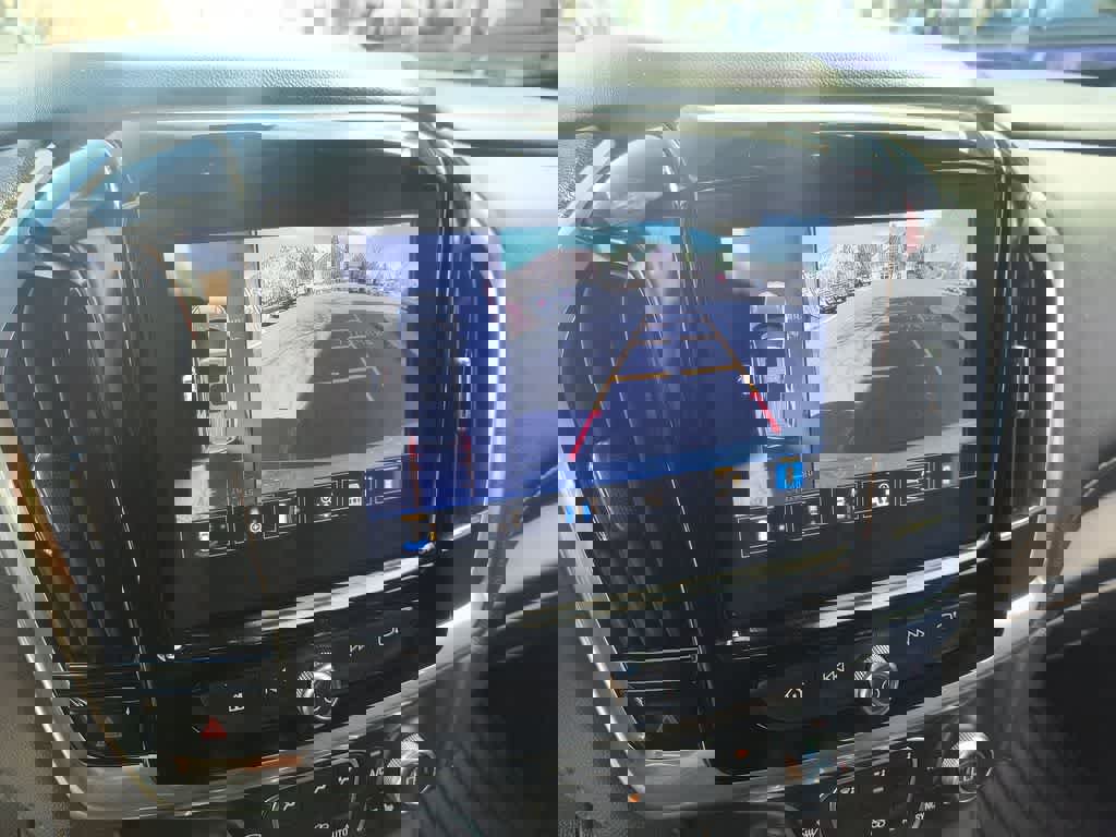 Used 2023 Chevrolet Traverse LT w/ Rear Camera Mirror Package image 17