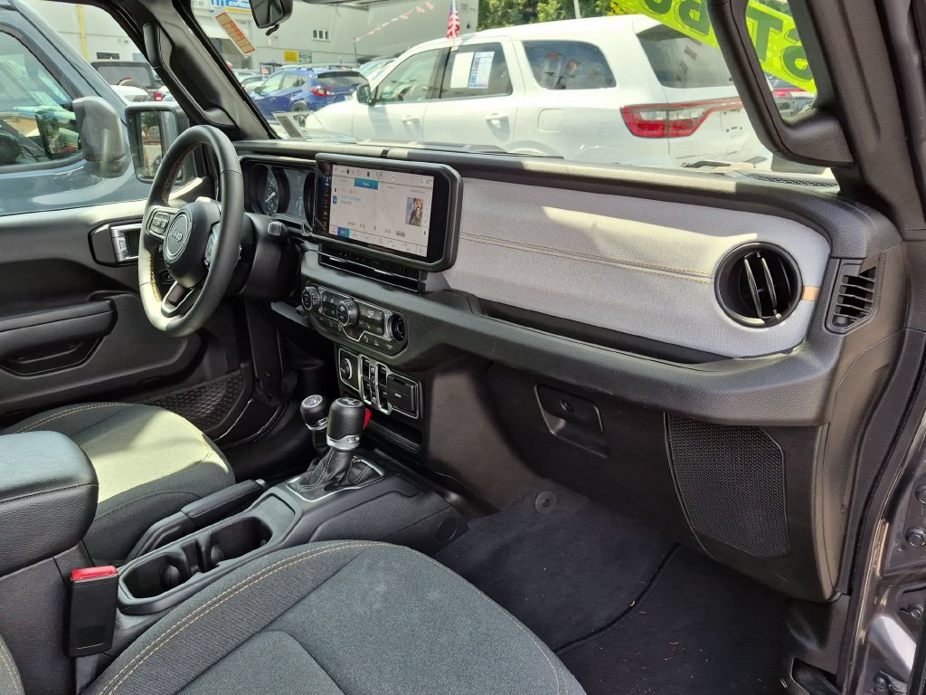 Used 2024 Jeep Wrangler Unlimited w/ Convenience Group AWD/4WD image 18