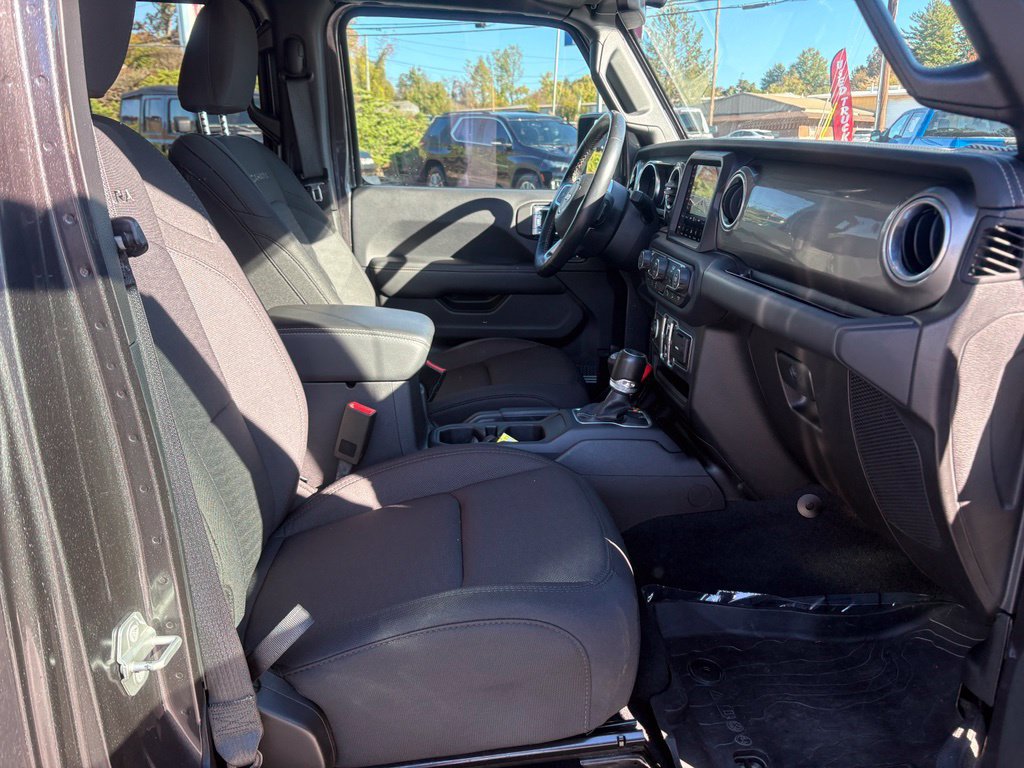 Used 2019 Jeep Wrangler Unlimited Sahara w/ Dual Top Group AWD/4WD image 18