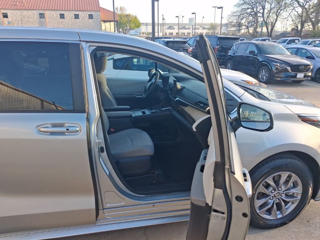 Used 2025 Toyota Sienna LE image 8