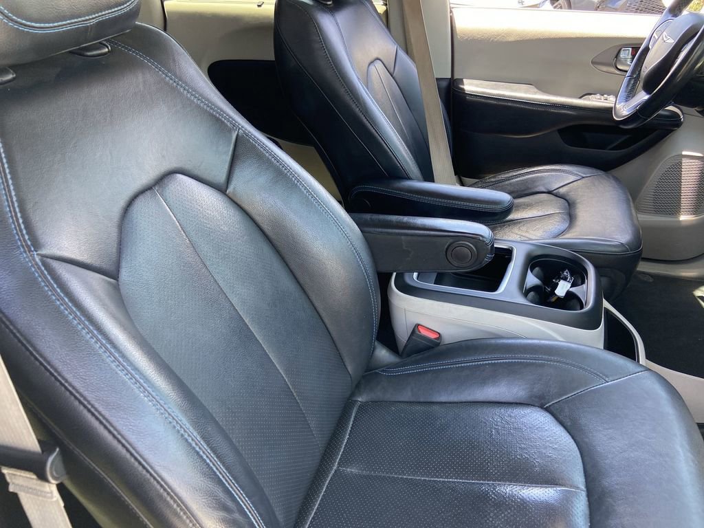 Used 2021 Chrysler Pacifica Touring-L FWD image 23