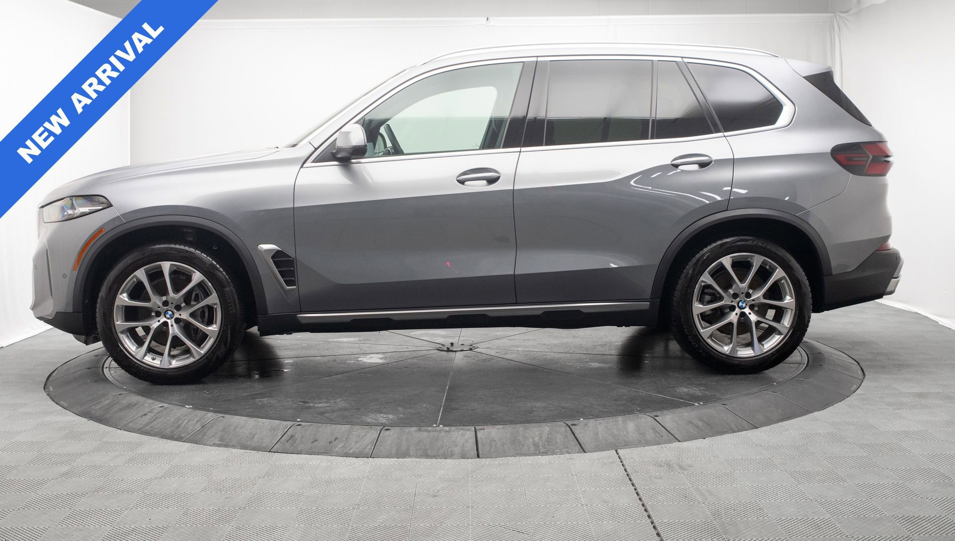 Used 2024 BMW X5 xDrive40i w/ Parking Assistance Package AWD/4WD image 5