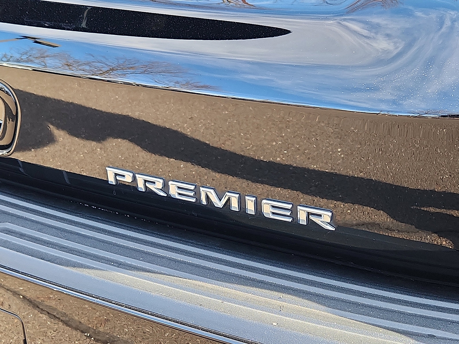 Used 2025 Chevrolet Suburban Premier image 39