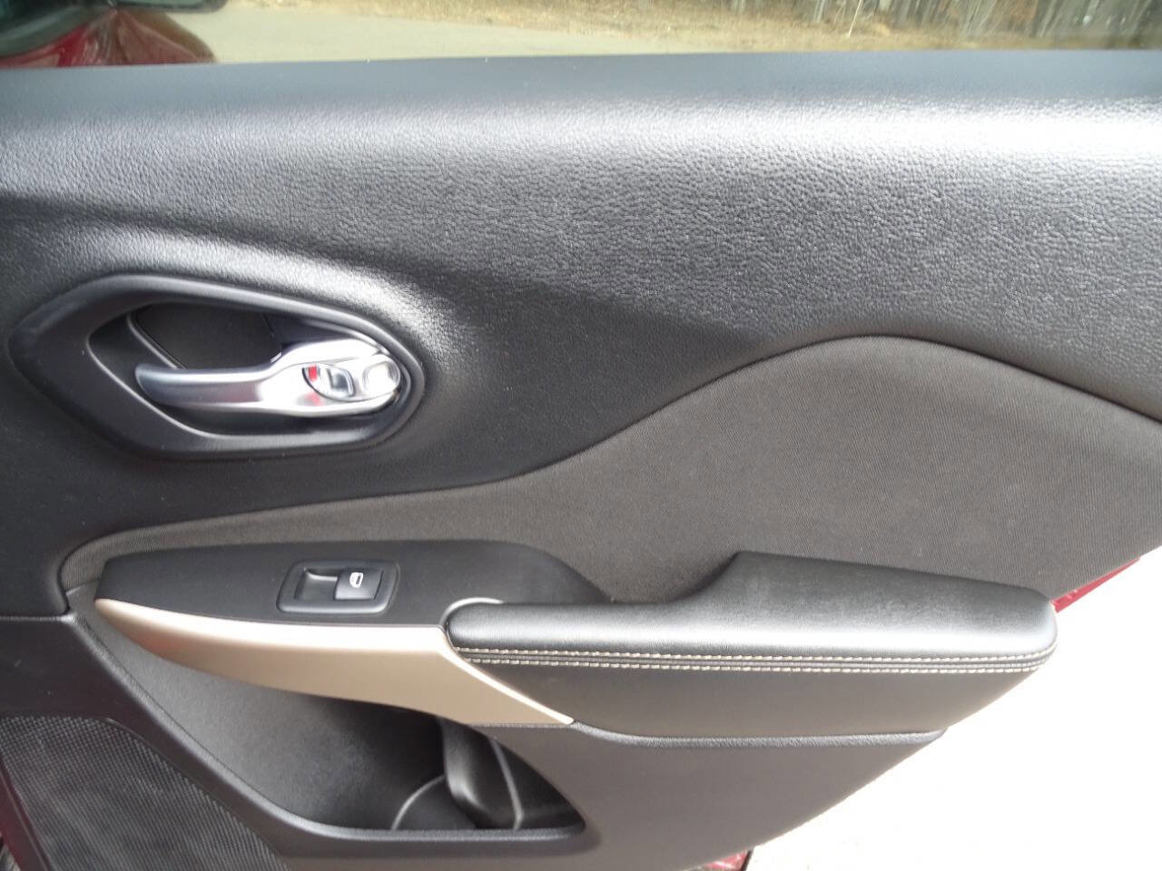 Used 2018 Jeep Cherokee Latitude w/ Quick Order Package 26T image 34