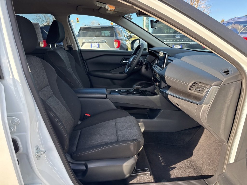 Used 2024 Nissan Rogue SV image 6