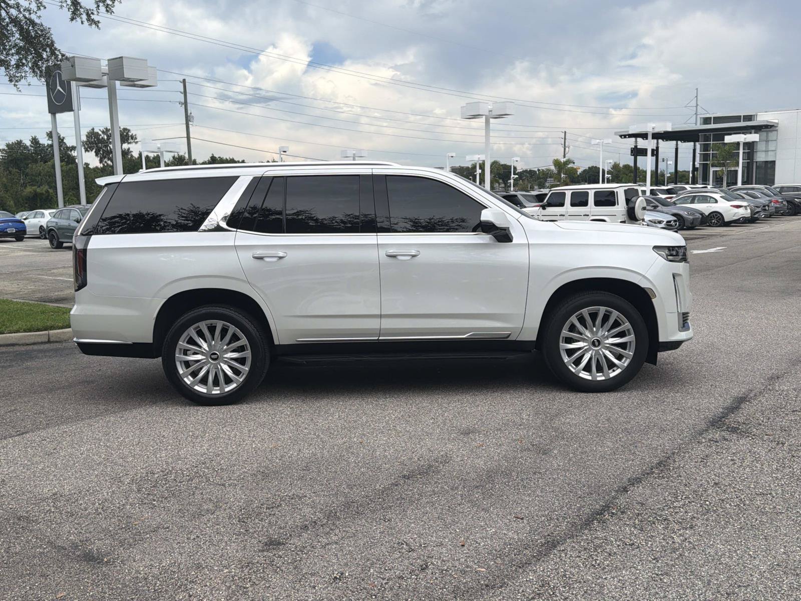 Used 2023 Cadillac Escalade Luxury RWD image 2