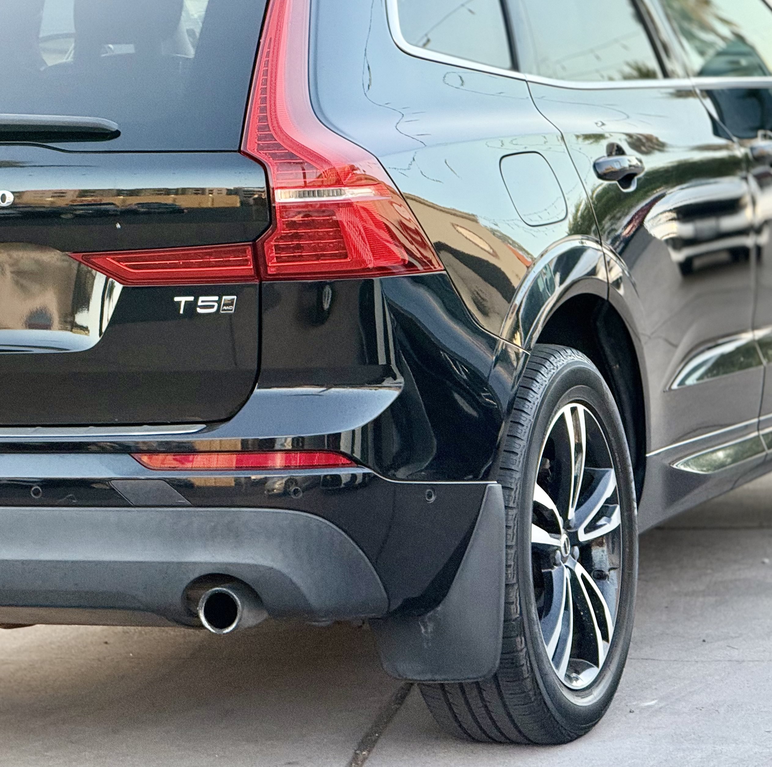 Used 2018 Volvo XC60 T5 Momentum w/ Convenience Package AWD/4WD image 12