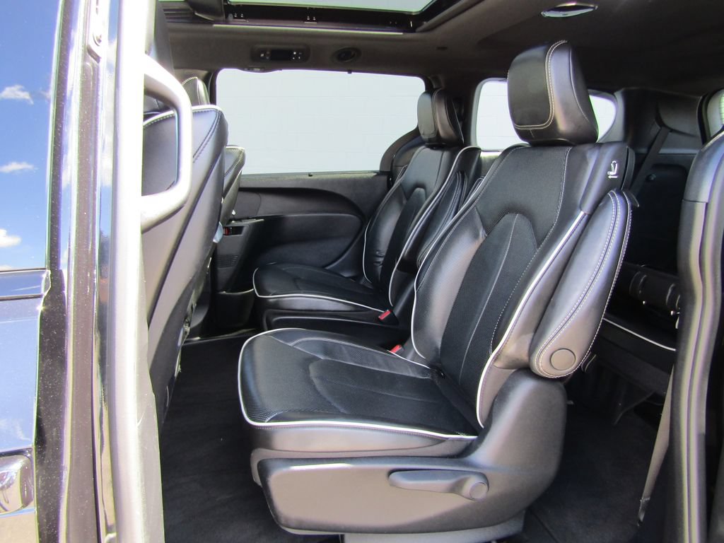Used 2022 Chrysler Pacifica Limited w/ Uconnect Theater Family Group FWD image 20