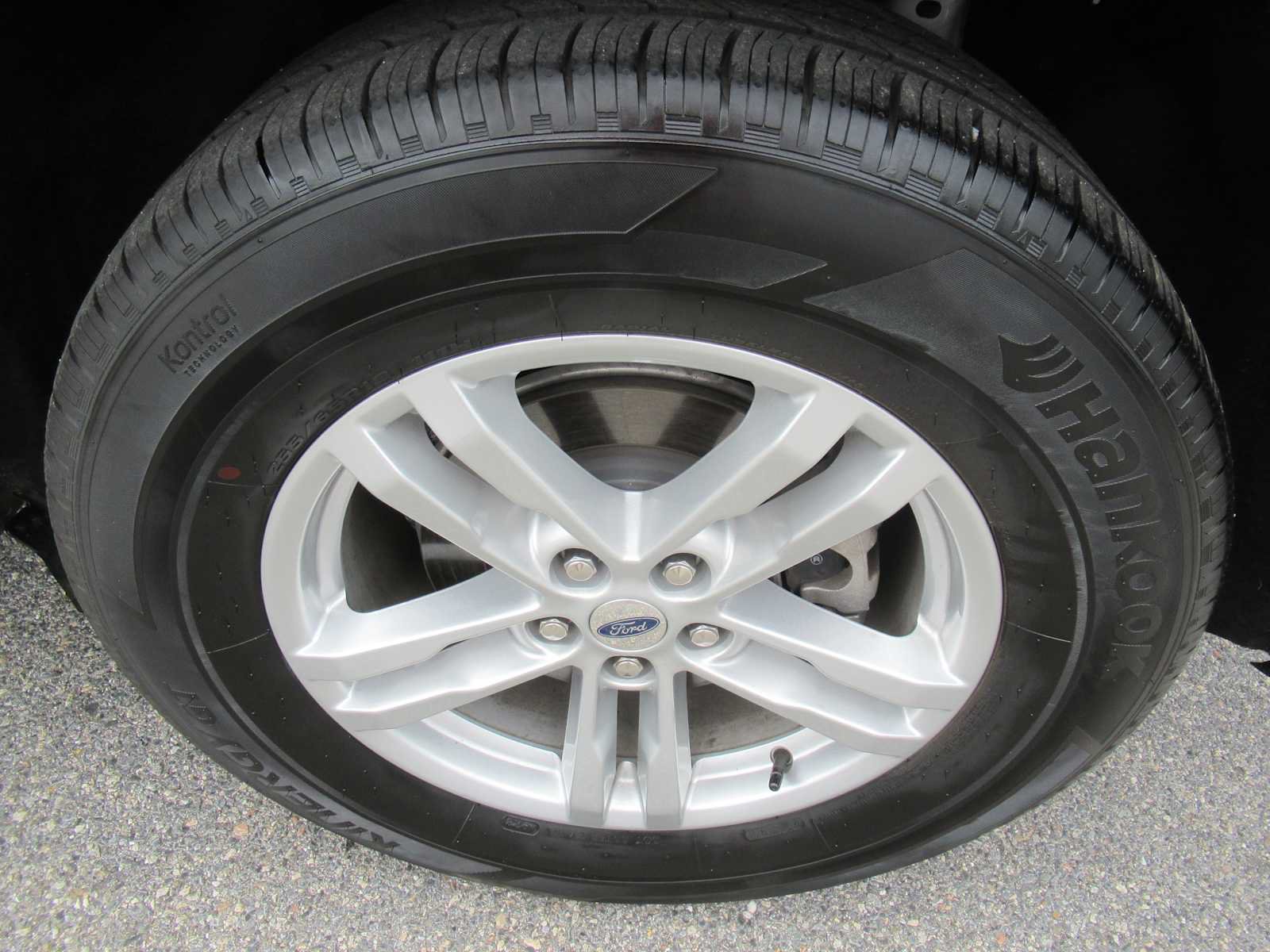 Used 2024 Ford Explorer XLT w/ Equipment Group 202A AWD/4WD image 9