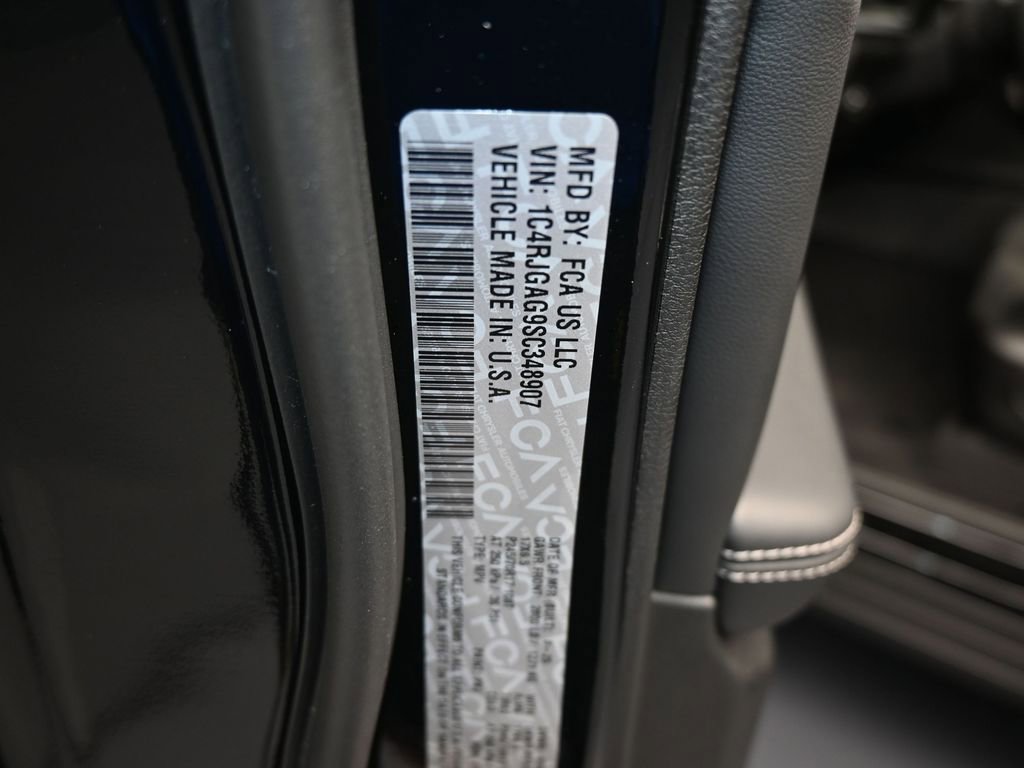 Used 2025 Jeep Grand Cherokee Laredo image 17