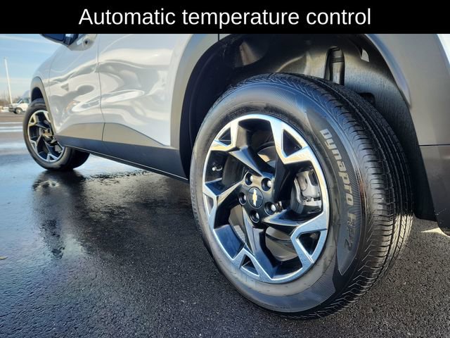 Used 2025 Chevrolet Trax LT w/ LT Convenience Package image 17