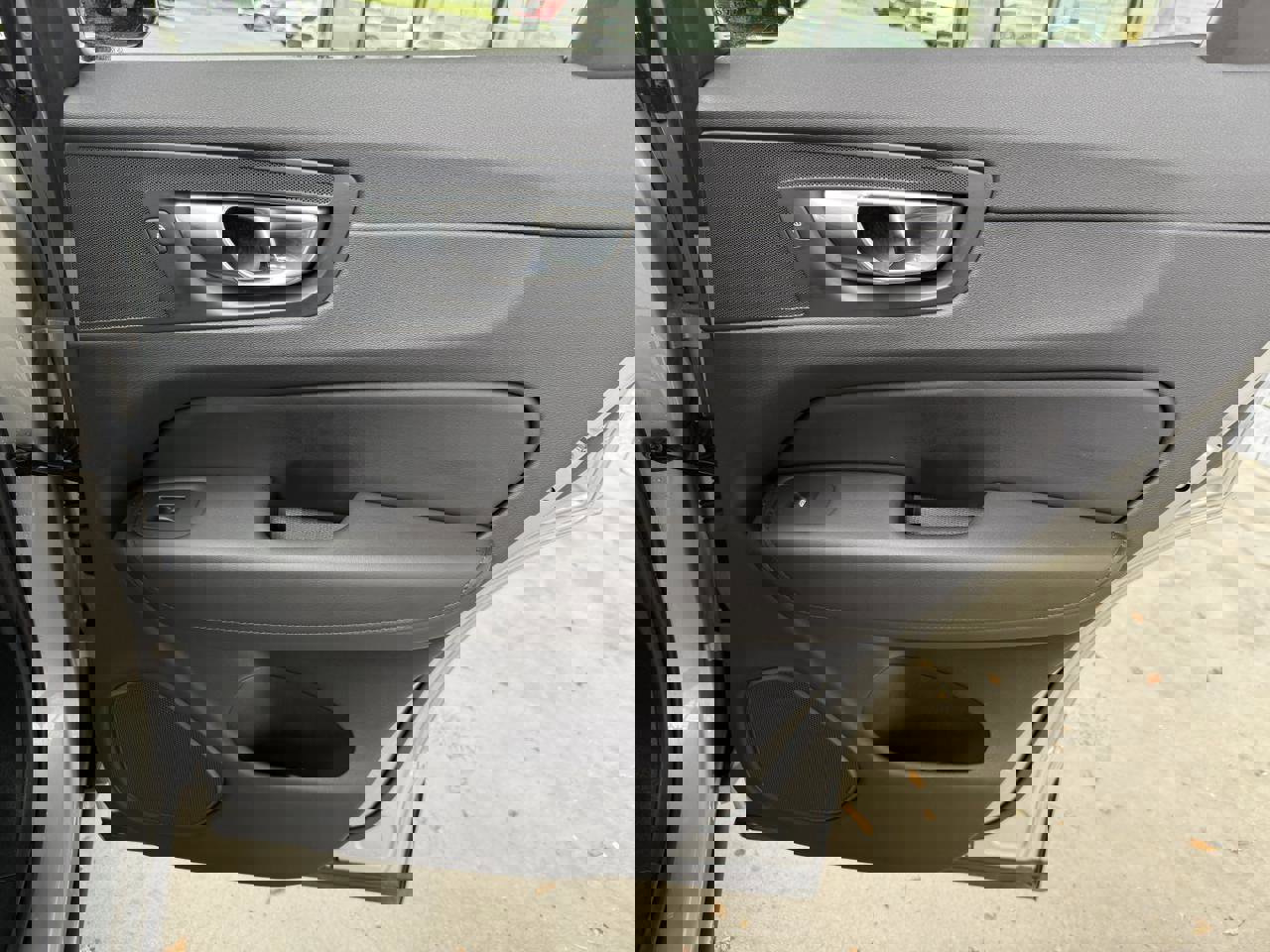 Used 2024 Volvo XC60 B5 Core image 37