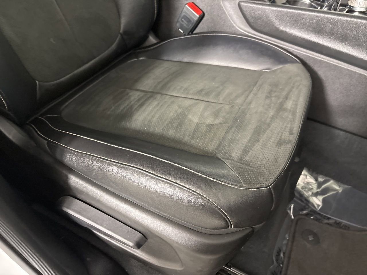 Used 2023 Jeep Grand Cherokee L Laredo image 32