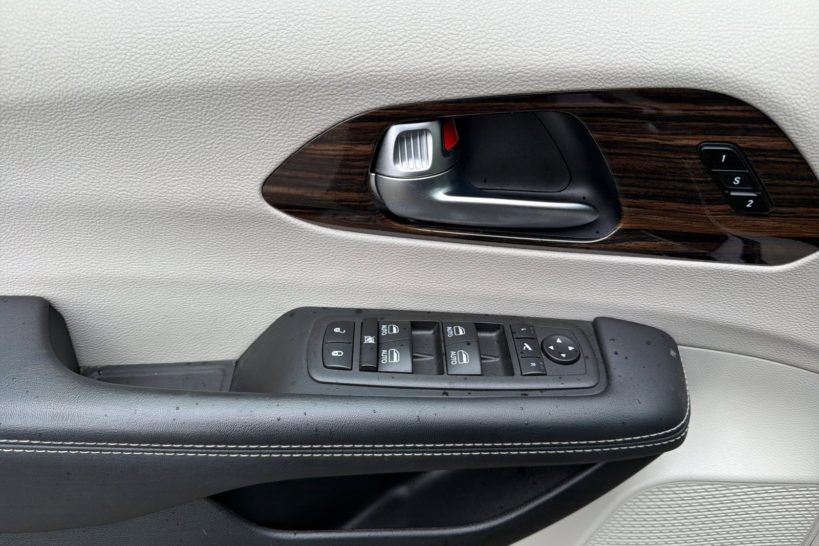 Used 2023 Chrysler Pacifica Limited image 10