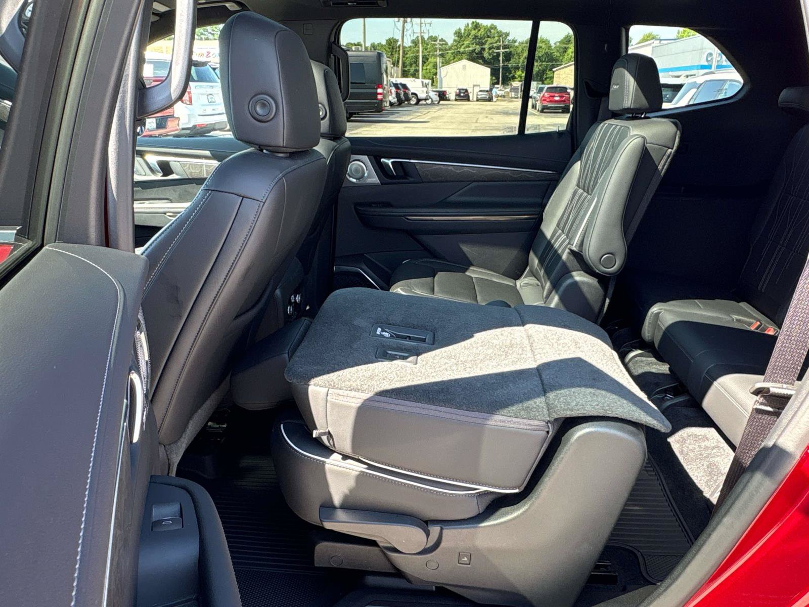 Used 2025 Buick Enclave Avenir w/ Super Cruise Package AWD/4WD image 12