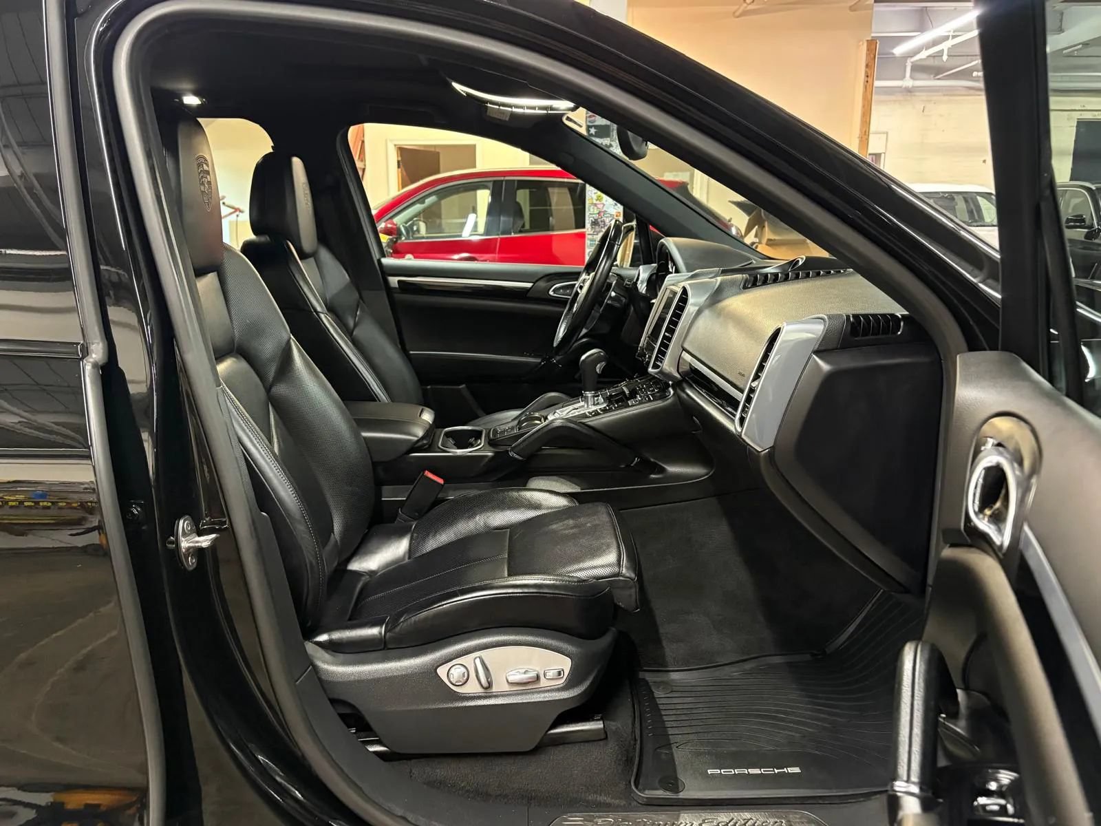 Used 2018 Porsche Cayenne Platinum Edition AWD/4WD image 19