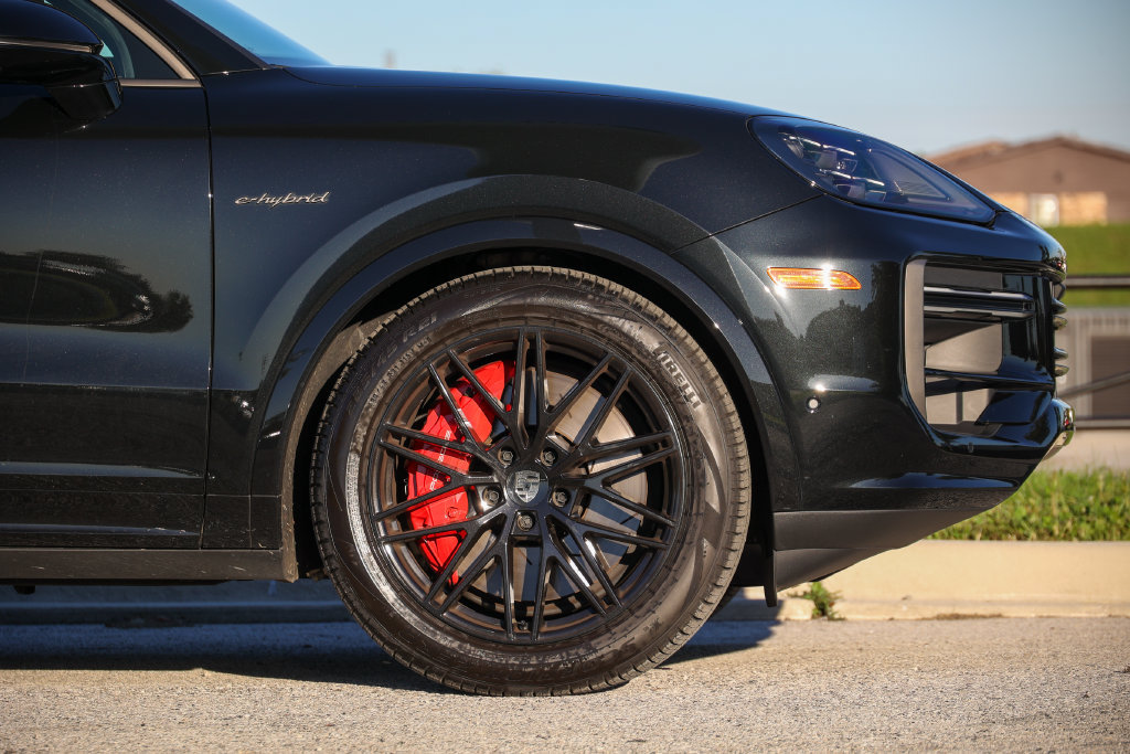 Certified 2025 Porsche Cayenne Turbo AWD/4WD image 23
