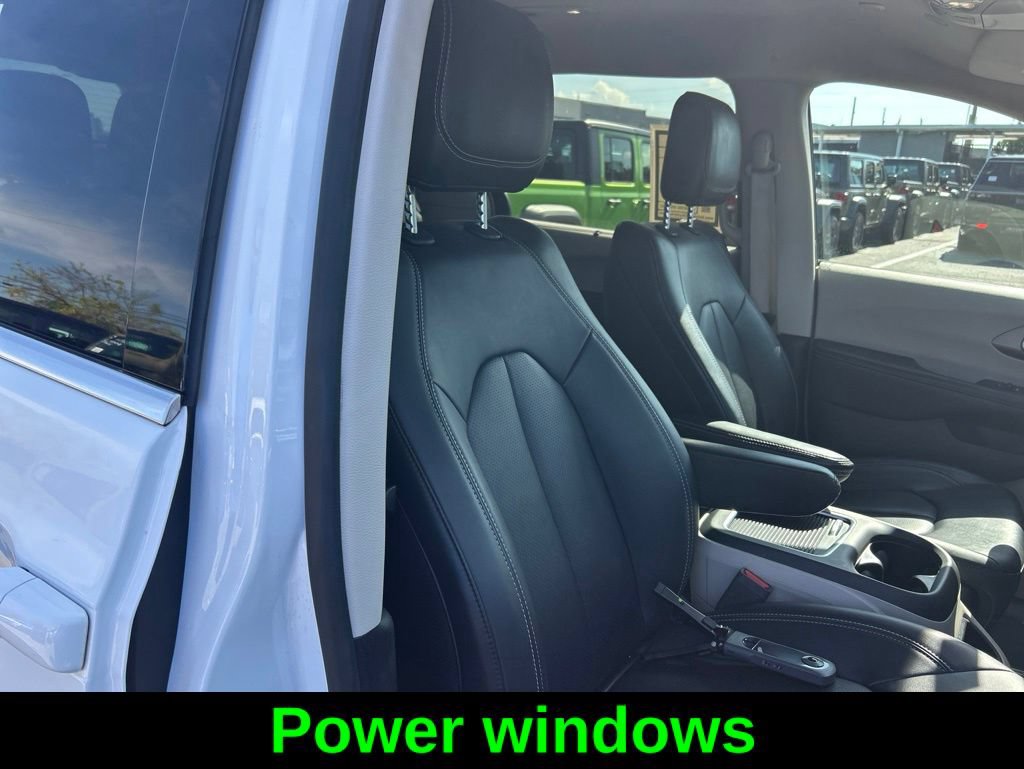 Certified 2024 Chrysler Pacifica Touring-L FWD image 16