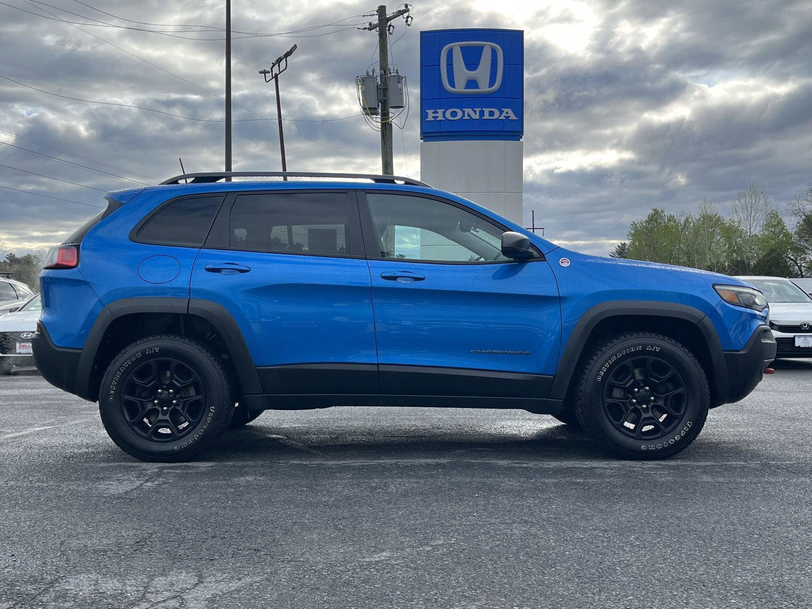 Used 2020 Jeep Cherokee Trailhawk AWD/4WD image 4