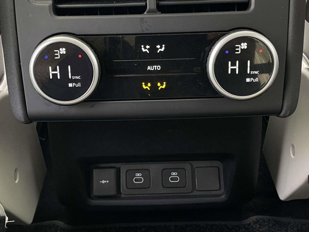 Used 2025 Land Rover Discovery S image 4