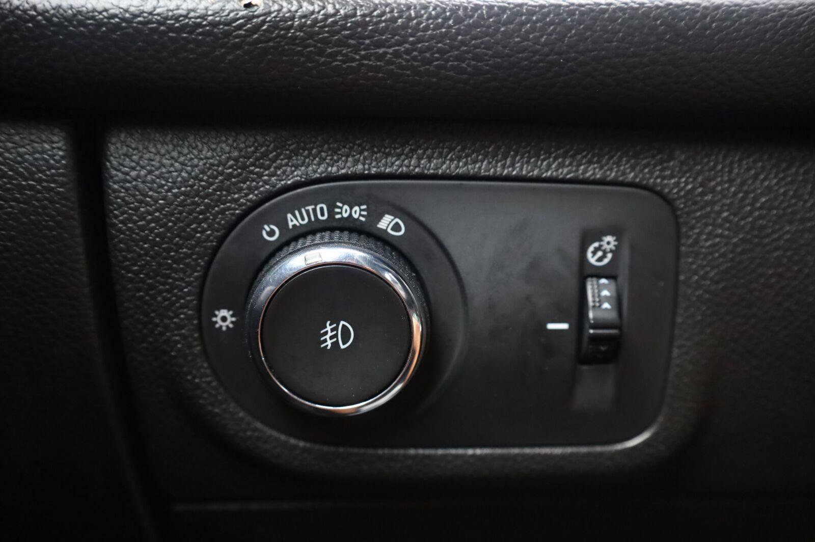 Used 2018 Chevrolet Cruze Premier FWD image 36