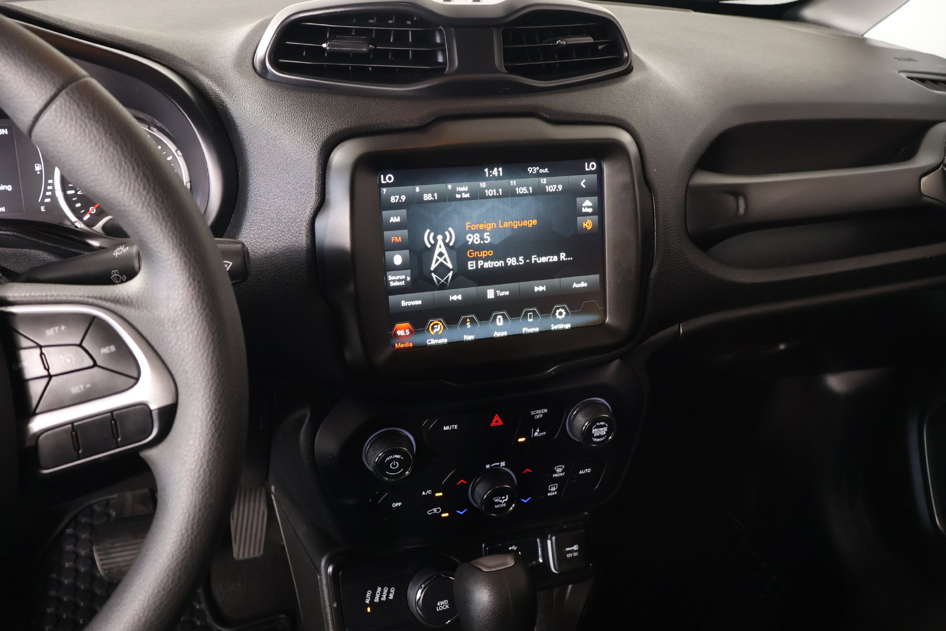 Used 2023 Jeep Renegade Latitude AWD/4WD image 5