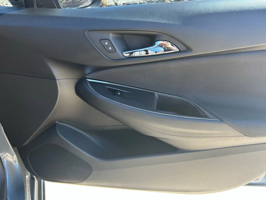 Used 2018 Chevrolet Cruze LT w/ Convenience Package image 30