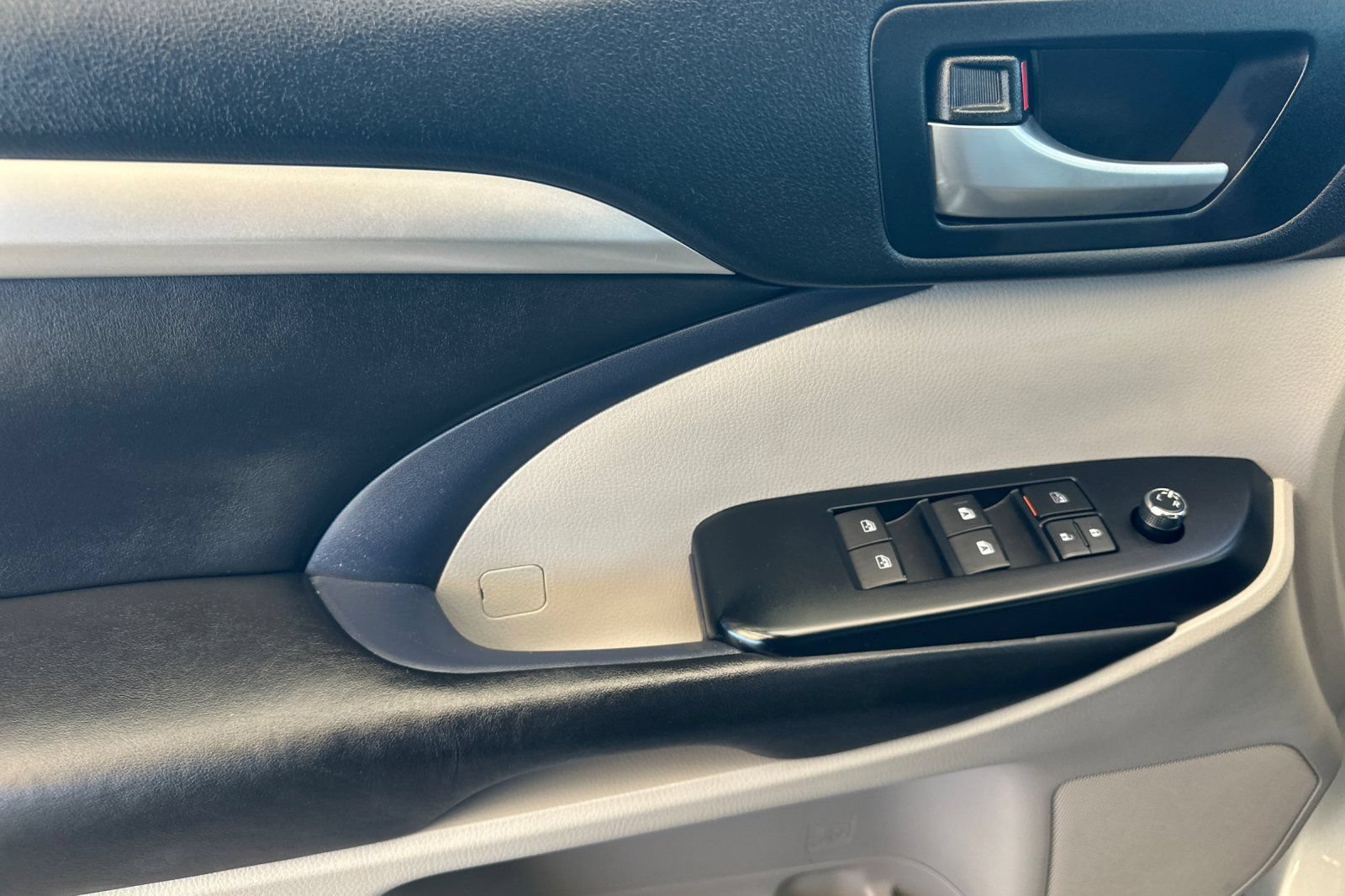 Used 2018 Toyota Highlander XLE AWD/4WD image 11