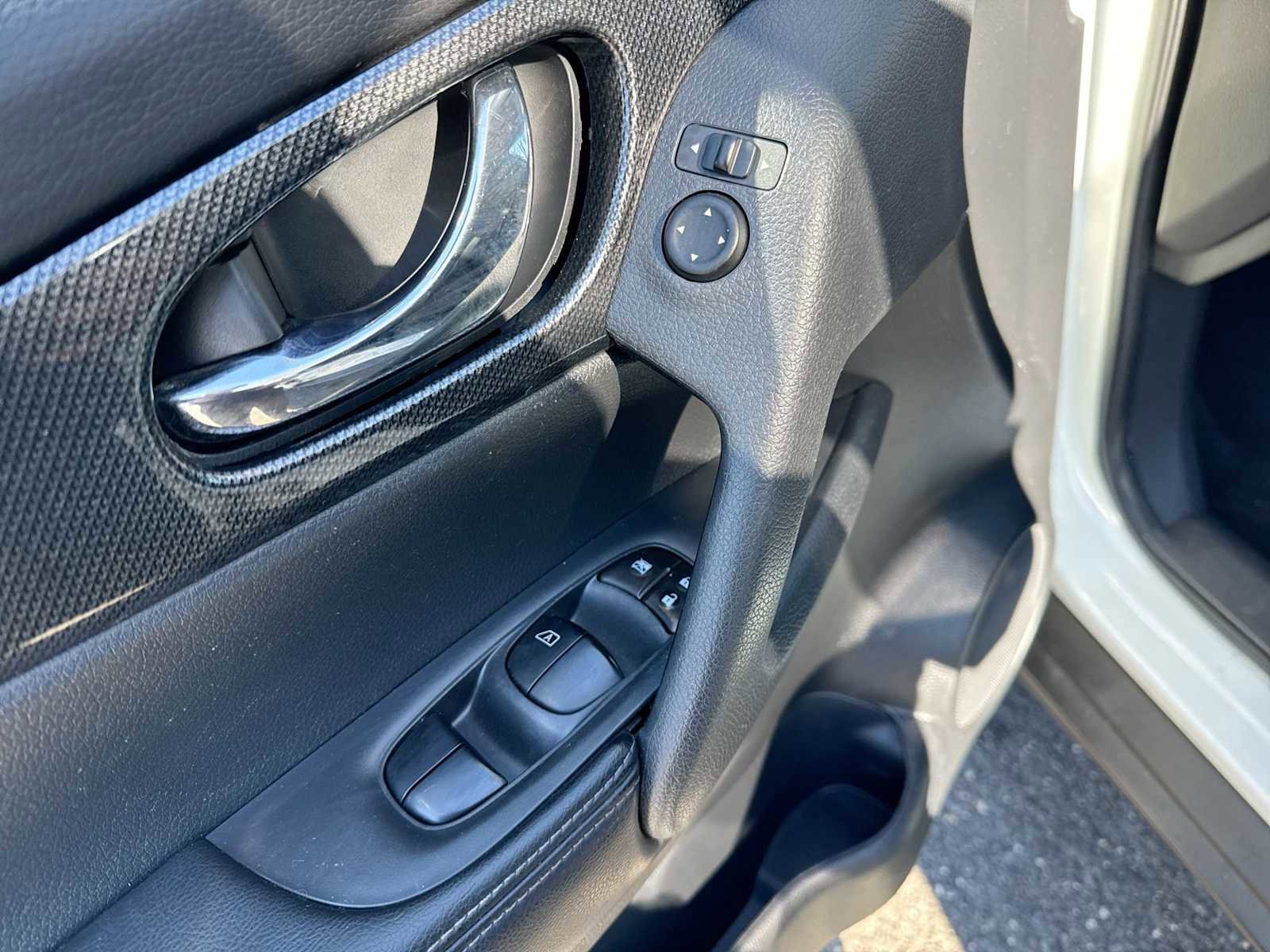 Used 2016 Nissan Rogue SL w/ SL Premium Package image 22