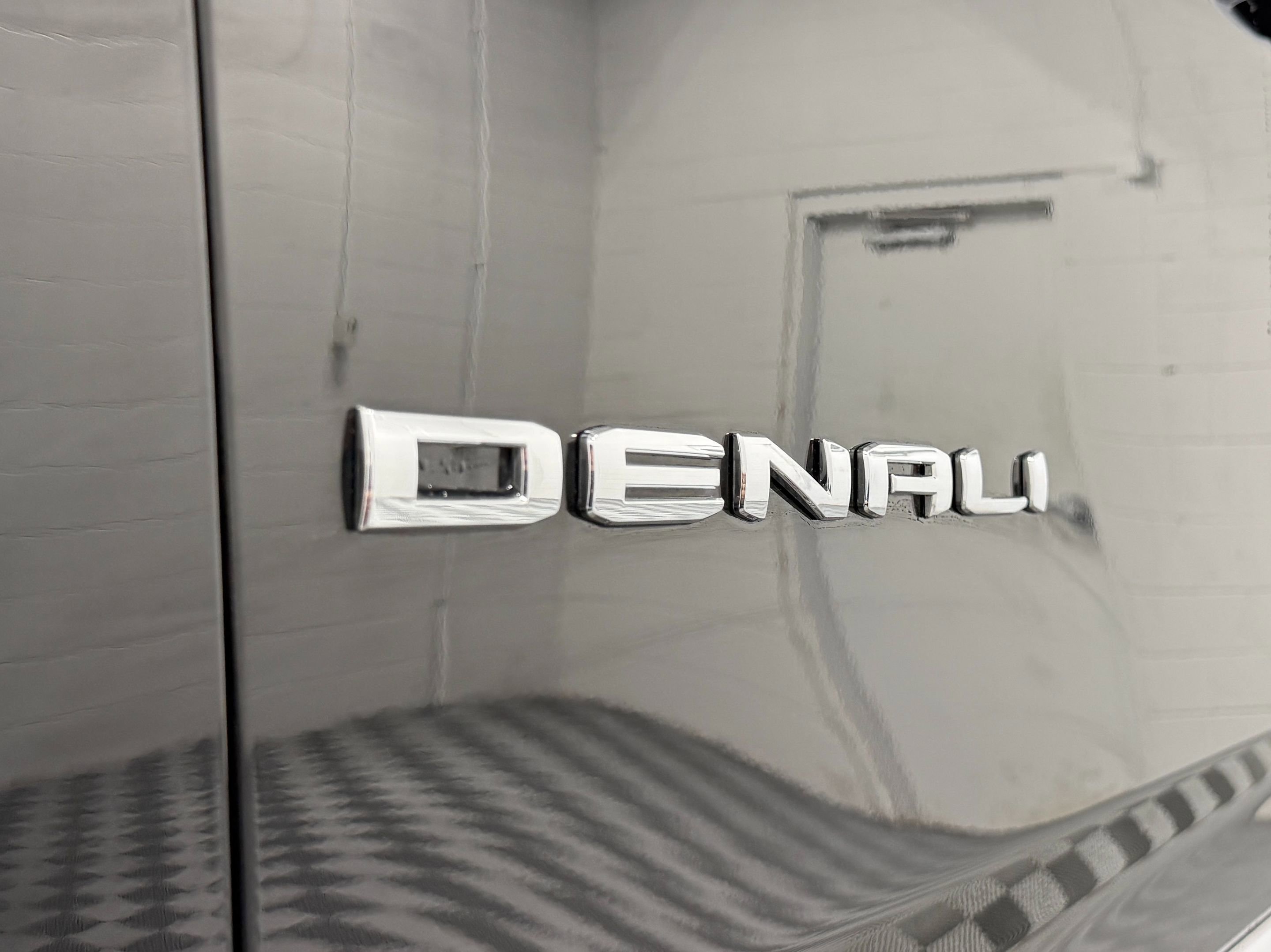 Used 2024 GMC Yukon Denali w/ Advanced Technology Package AWD/4WD image 12