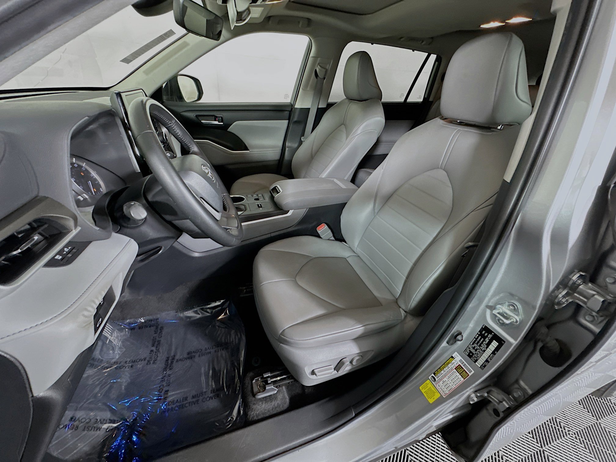 Used 2023 Toyota Highlander XLE FWD image 12
