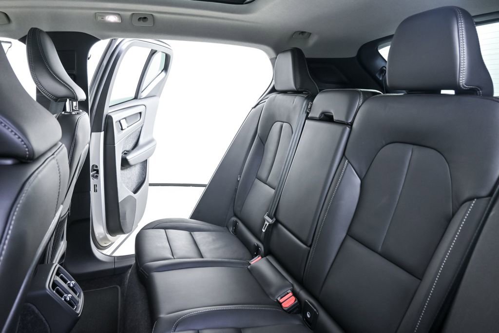Certified 2025 Volvo XC40 B5 Plus image 22