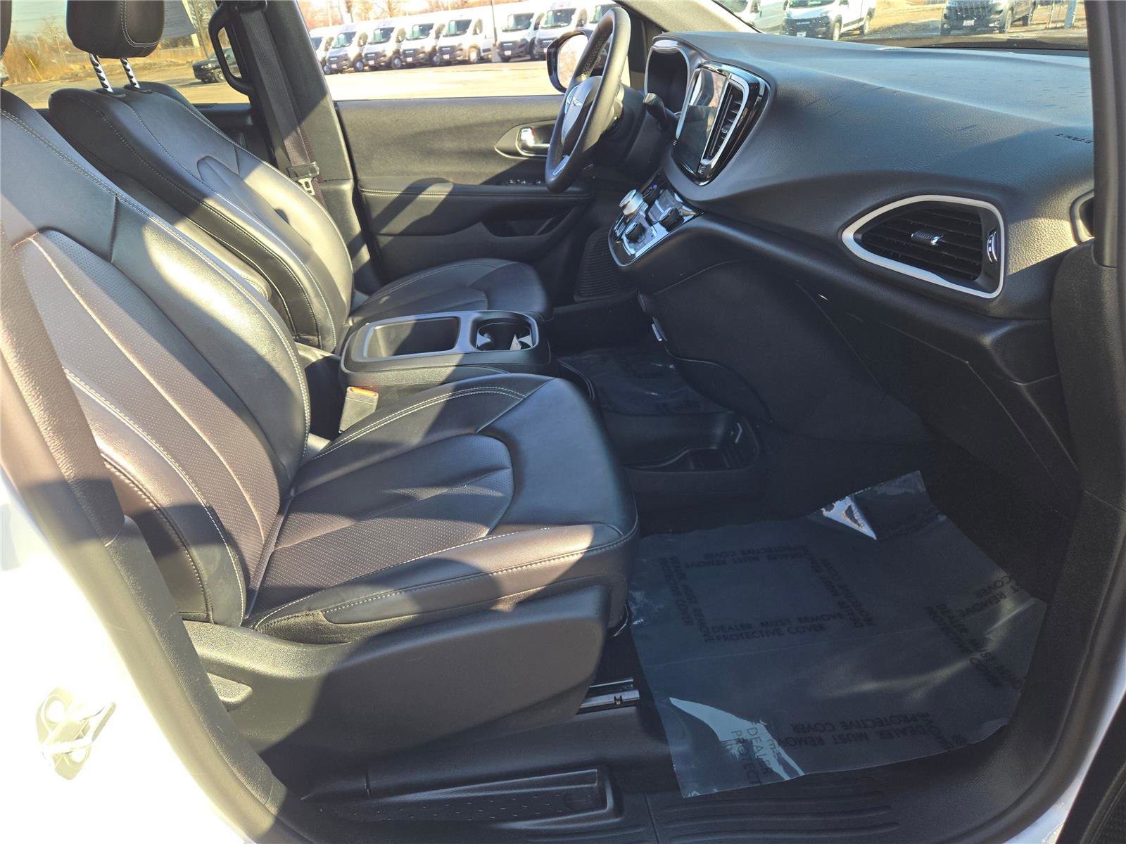 Used 2025 Chrysler Pacifica Select FWD image 8