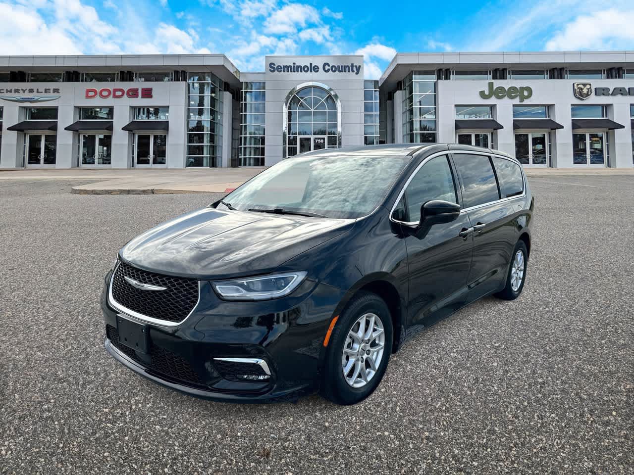 Certified 2024 Chrysler Pacifica Touring-L FWD image 1