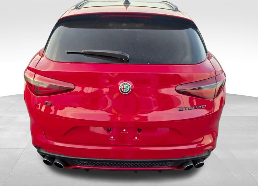 Used 2023 Alfa Romeo Stelvio Quadrifoglio image 11