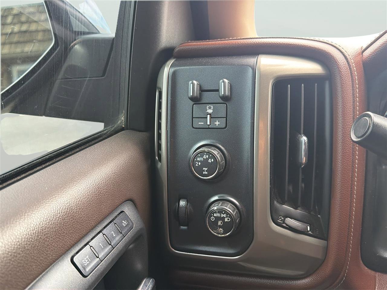 Used 2015 Chevrolet Silverado 1500 High Country w/ High Country Premium Package AWD/4WD image 24