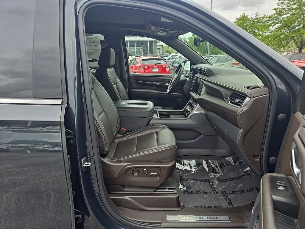 Used 2022 GMC Yukon Denali w/ Denali Premium Package image 9