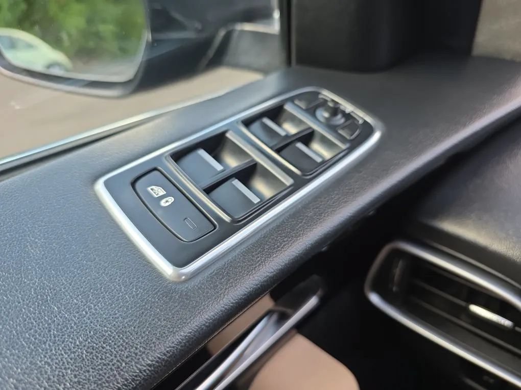 Used 2019 Jaguar F-PACE Premium AWD/4WD image 26