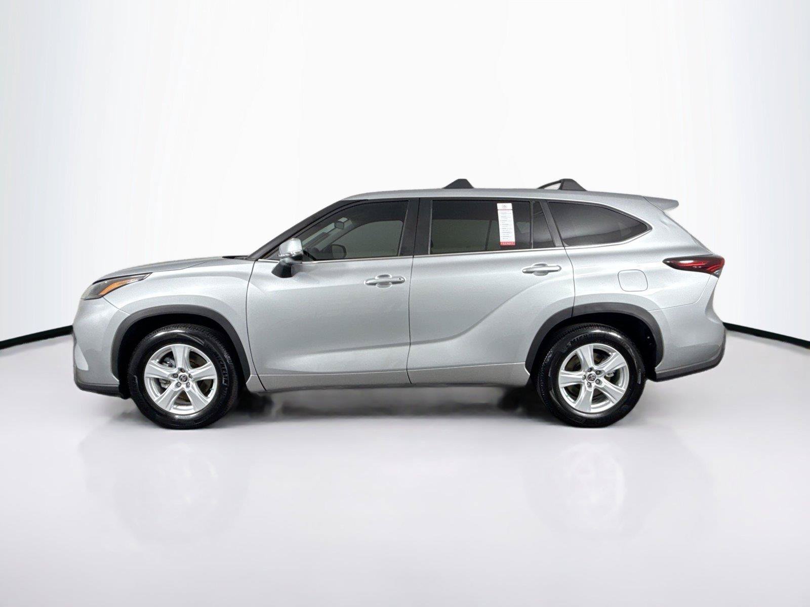 Used 2024 Toyota Highlander LE FWD image 9