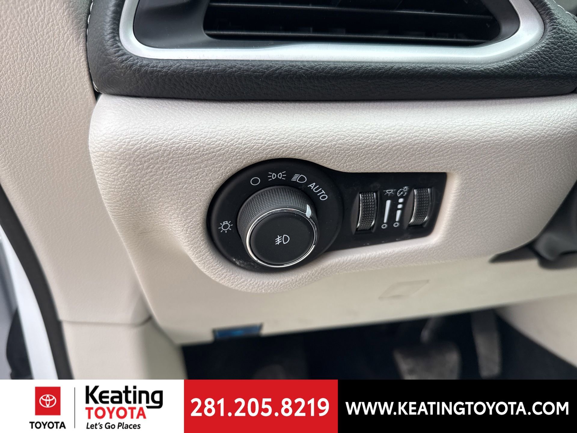 Used 2024 Chrysler Pacifica Select image 13