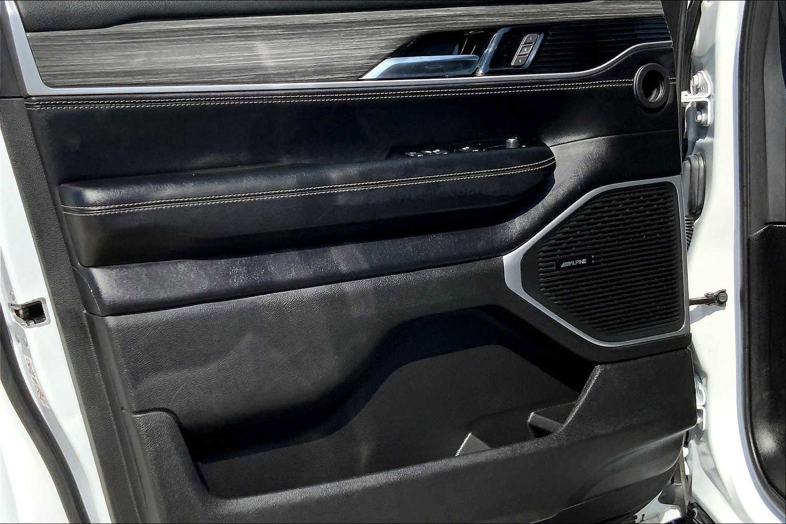 Used 2023 Jeep Wagoneer L Series III w/ Preferred Equipment Group image 20