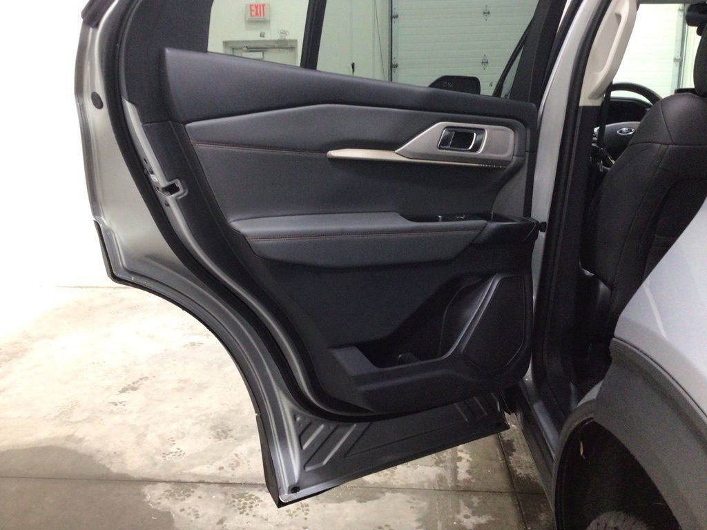 Used 2025 Ford Explorer Active w/ Active Comfort Package image 21