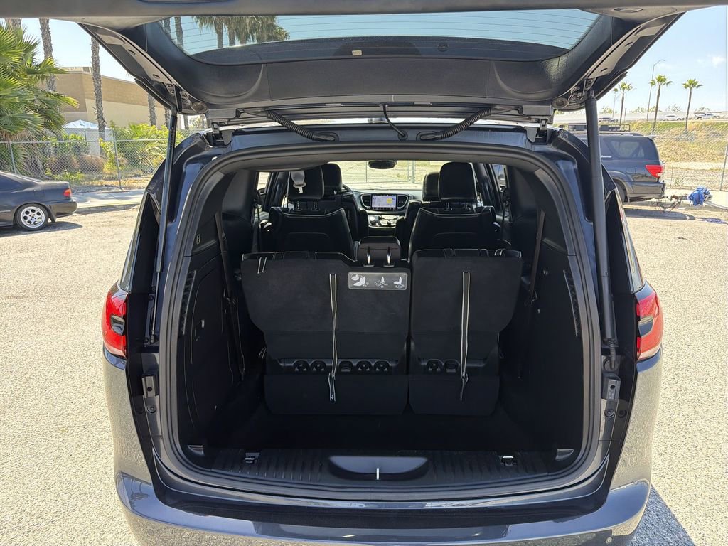 Used 2021 Chrysler Pacifica Limited w/ Uconnect Theater Family Group FWD image 21