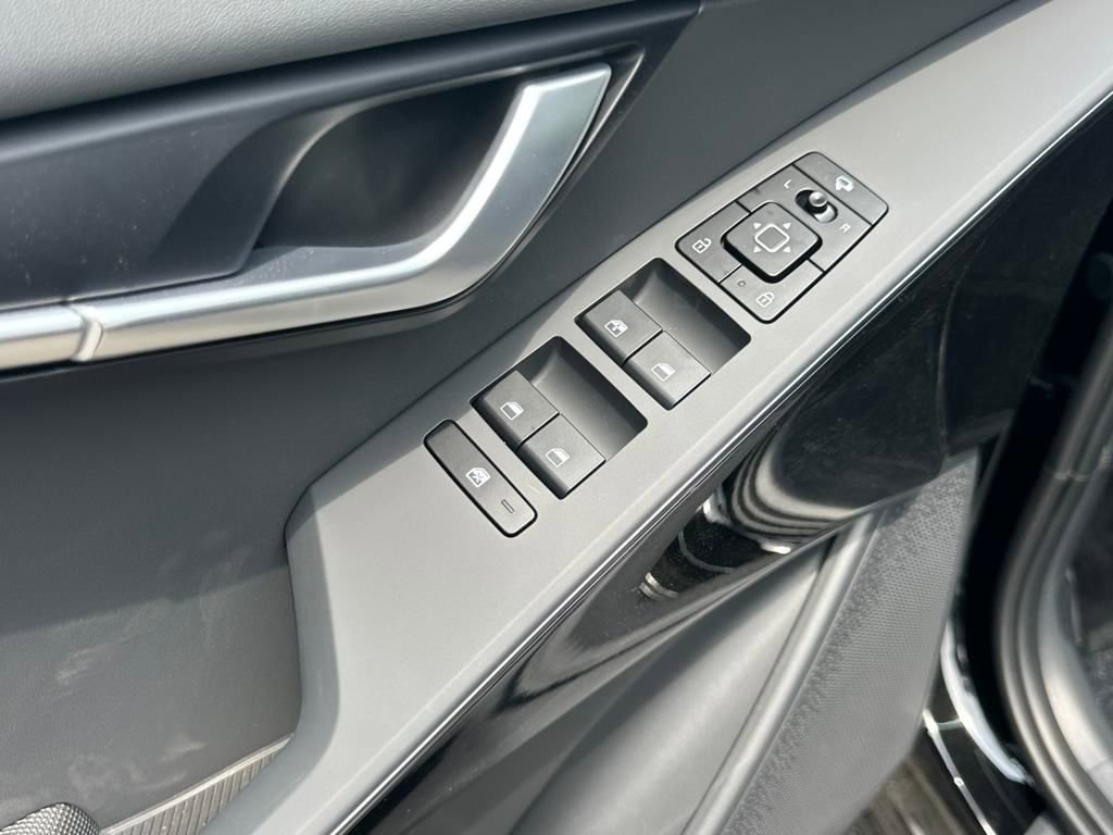 New 2025 Kia Niro EX Touring image 11
