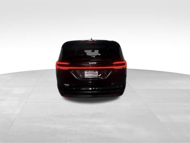 Certified 2024 Chrysler Pacifica Premium FWD image 9