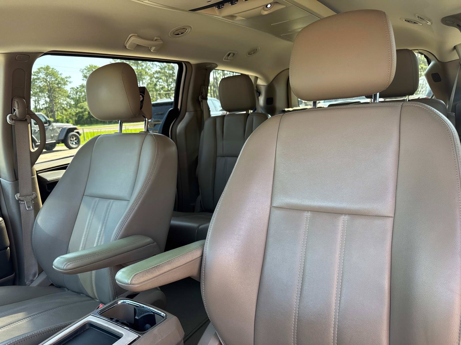 Used 2013 Chrysler Town & Country Touring FWD image 21